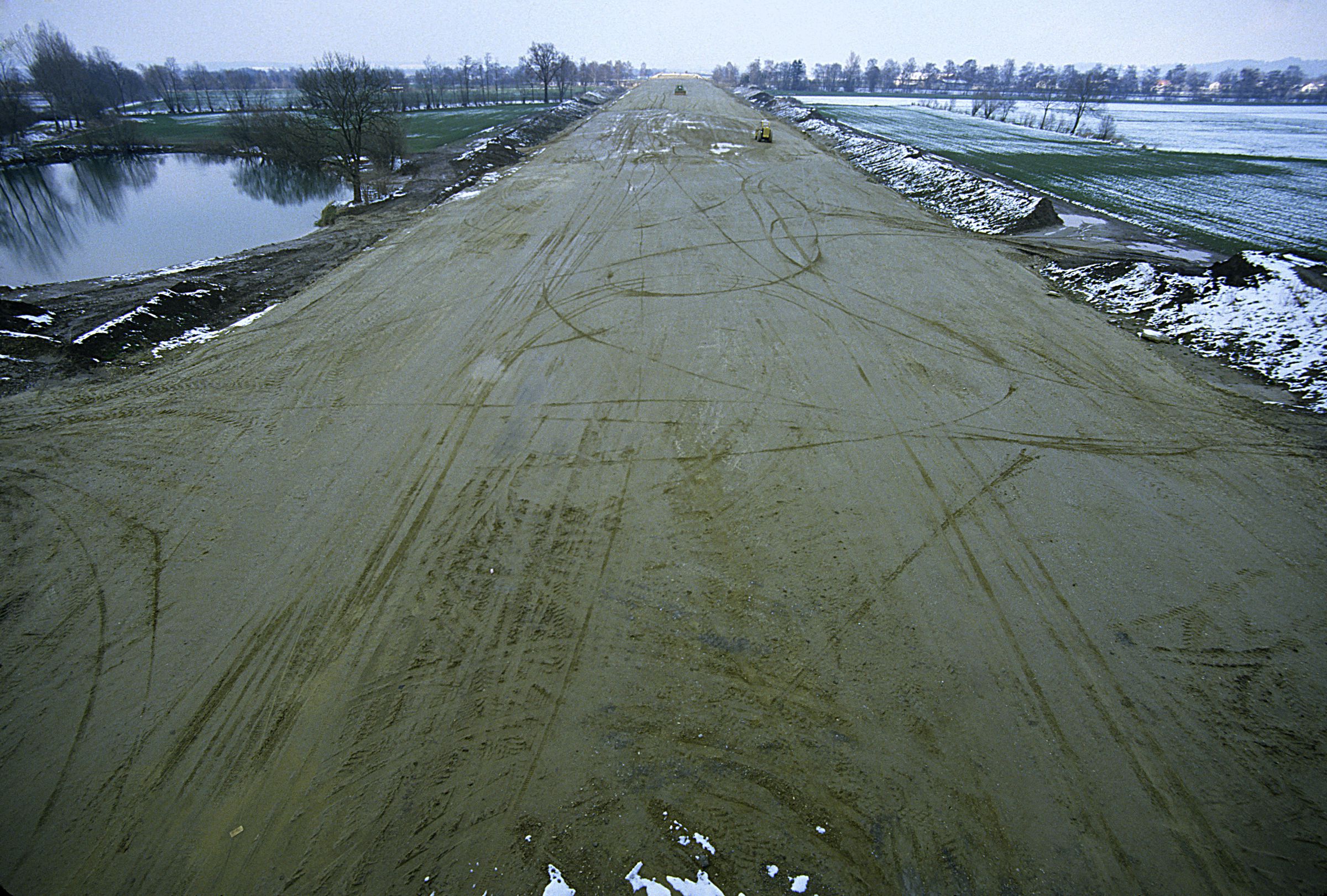 Gefährdung von Amphibien: Autobahnbau durch das Erdinger Moos 1985, links ein Feuchtbiotop, in der Mitte die Straßentrasse – das Wandern zu noch vorhandenen Lebensräumen wird so zur Gefahr für Amphibien. (Foto: Wolfgang Willner)