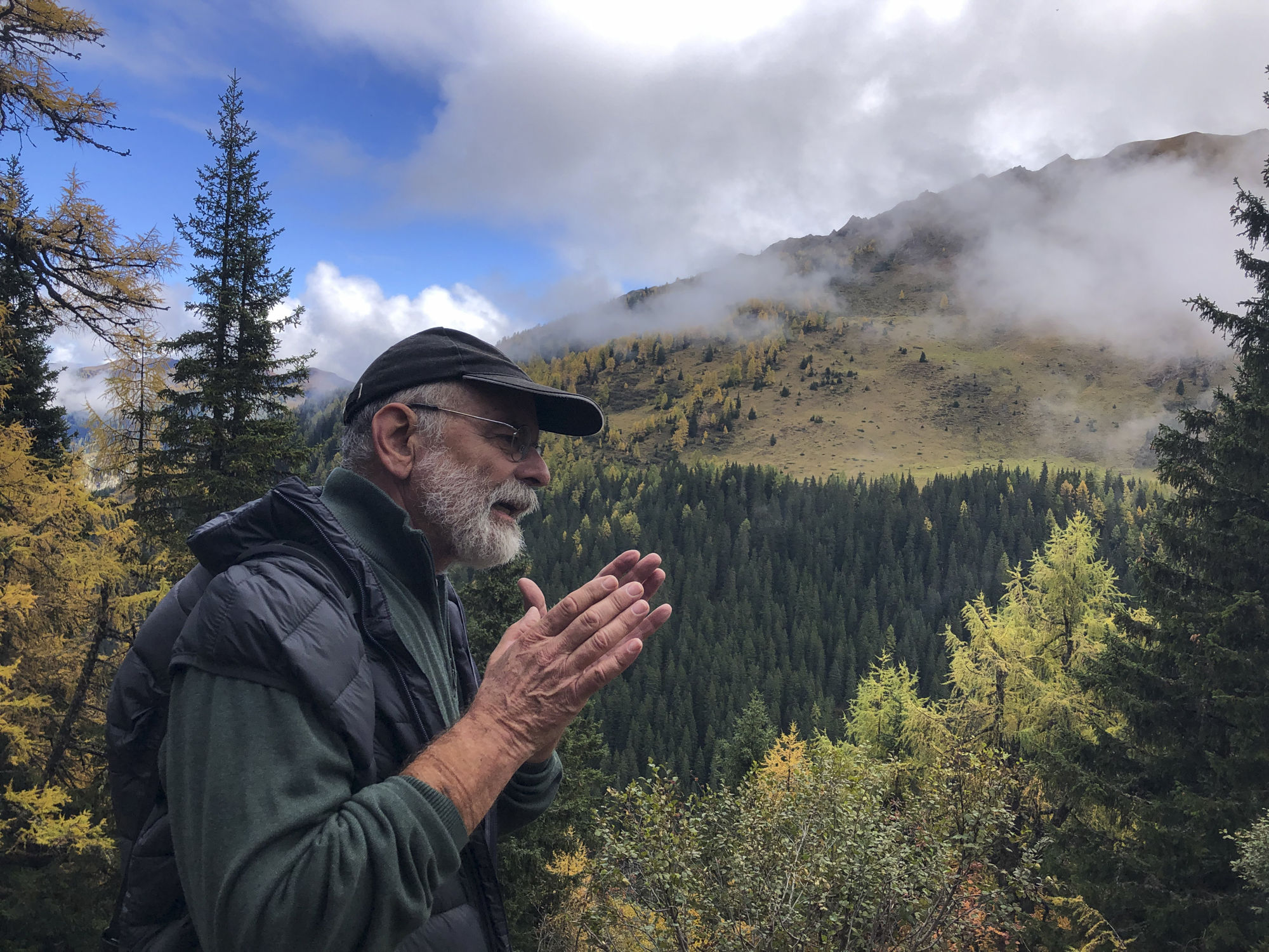 Herdenschutzberater René Gomringer im Profil vor einer herbstlichen Bergkulisse