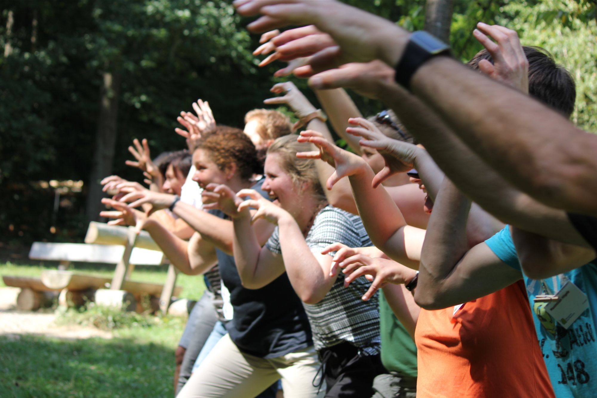 Eine Gruppe Menschen geht mit ausgebreiteten Armen auf eine andere zu. (Bild: Ulli Sacher-Ley) Eine Gruppe Menschen geht mit ausgebreiteten Armen auf eine andere zu. (Bild: Ulli Sacher-Ley)
