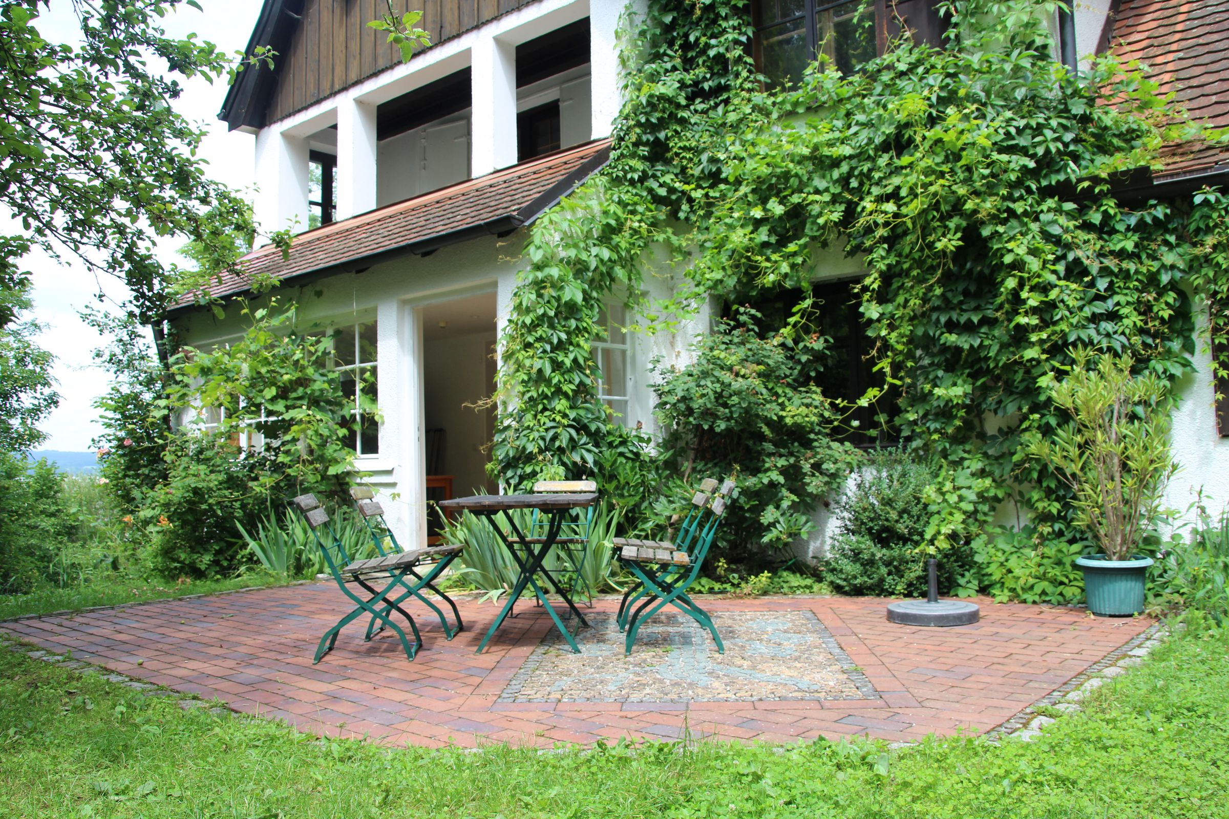 Die gemütliche Sitzecke vor dem Haus