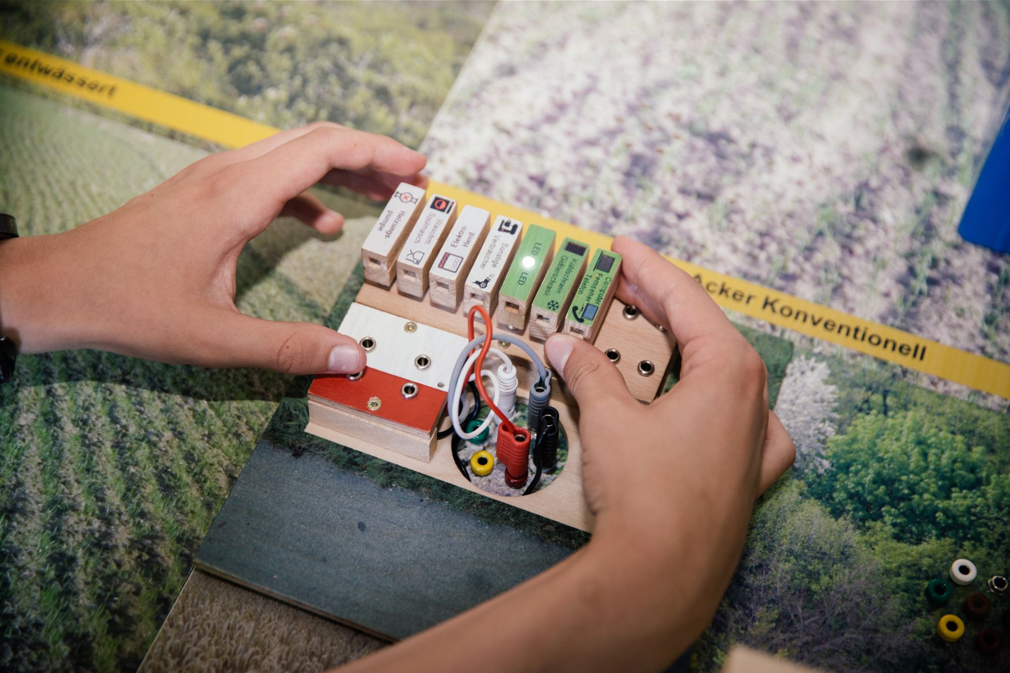 Eine Person experimentiert mit elektrischen Schaltungen. (Bild: BN-Archiv)