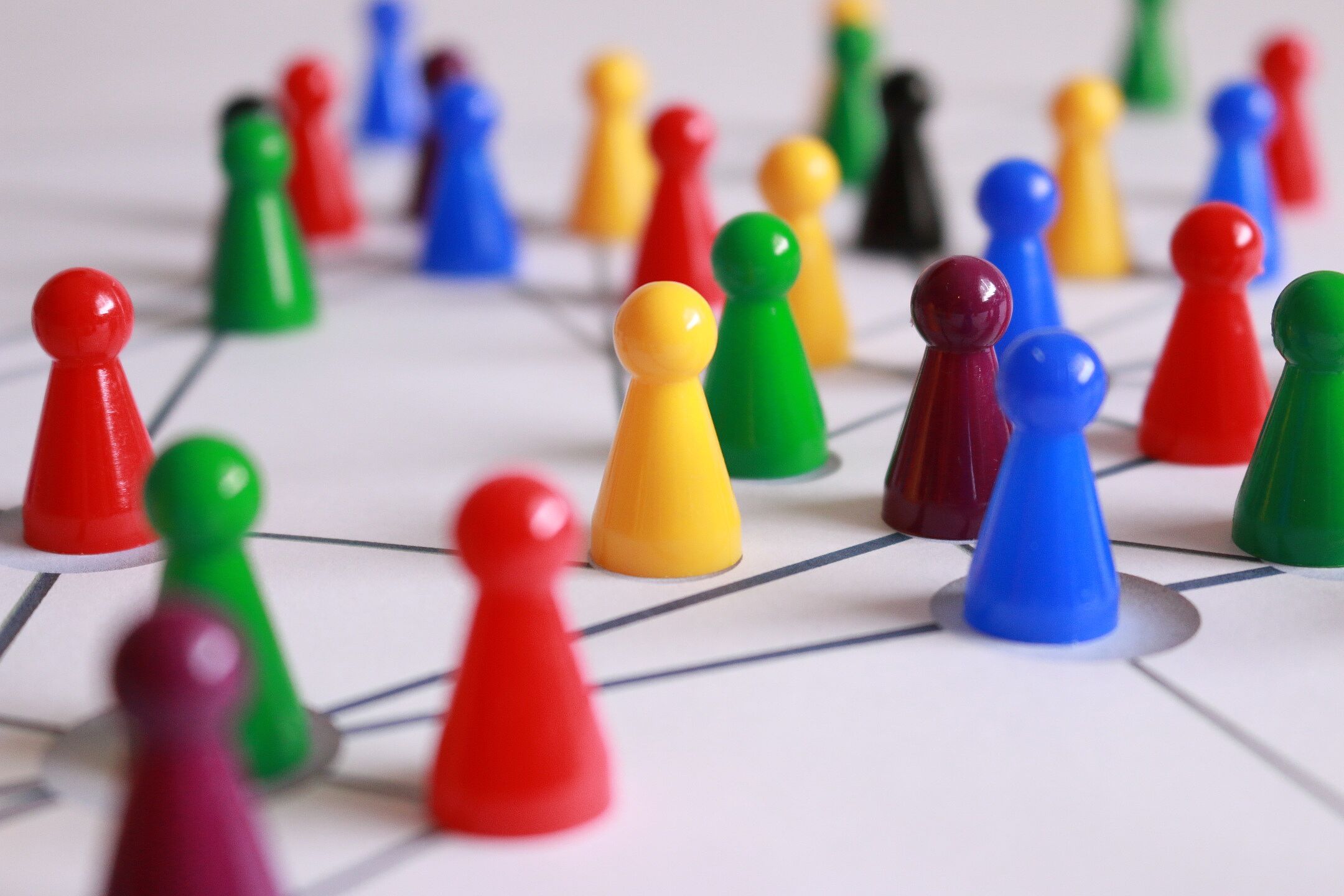 Bunte Spielfiguren auf einem Spielplan mit Verbindungslinien. (Foto: Creative Commons - pxhere.com)