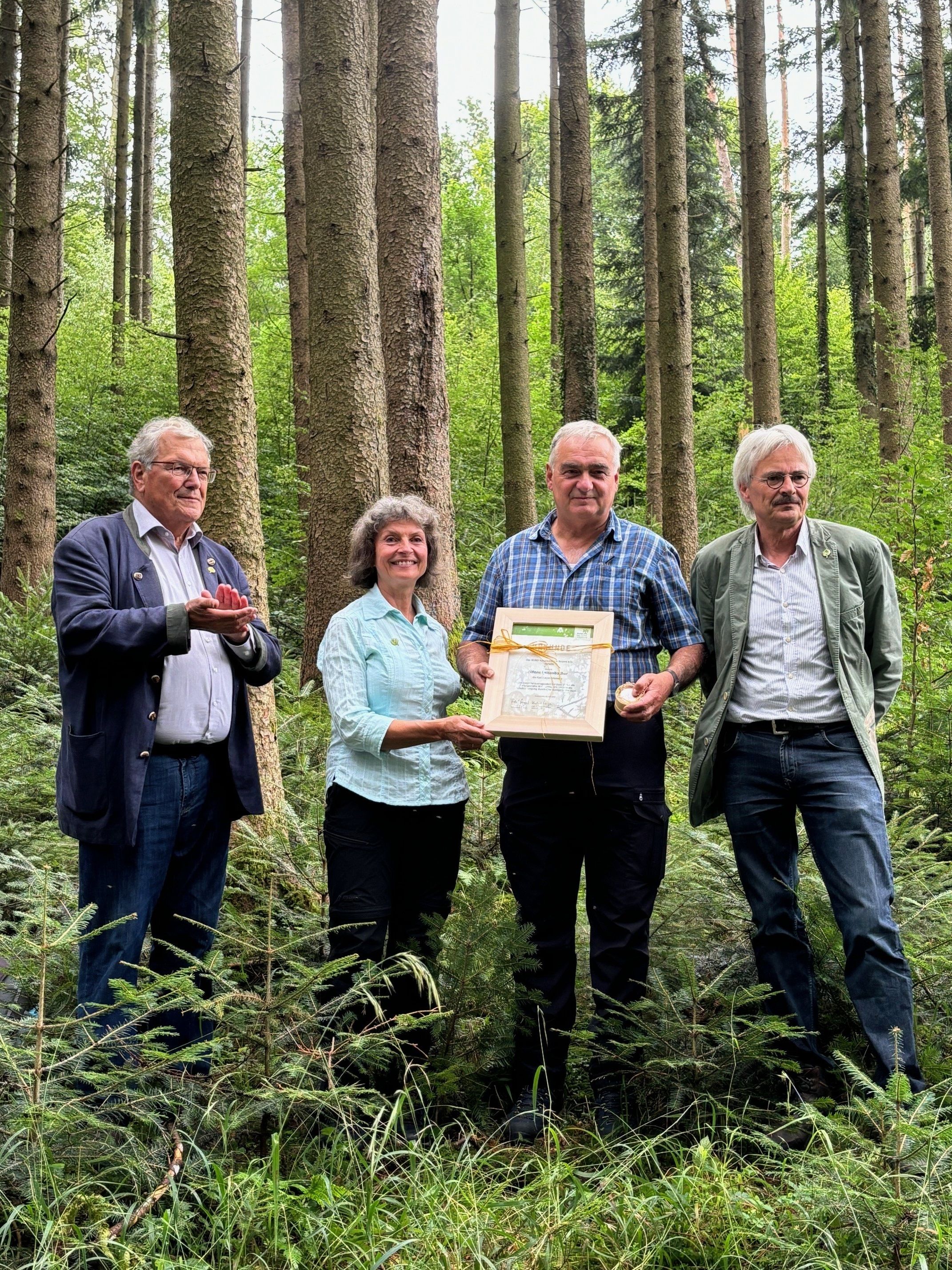 Die stellvertretende BN-Vorsitzende Beate Rutkowski überreicht Alfons Leitenbacher Urkunde und Karl Gayer-Medaille. (Foto: Janina Deutschmann)