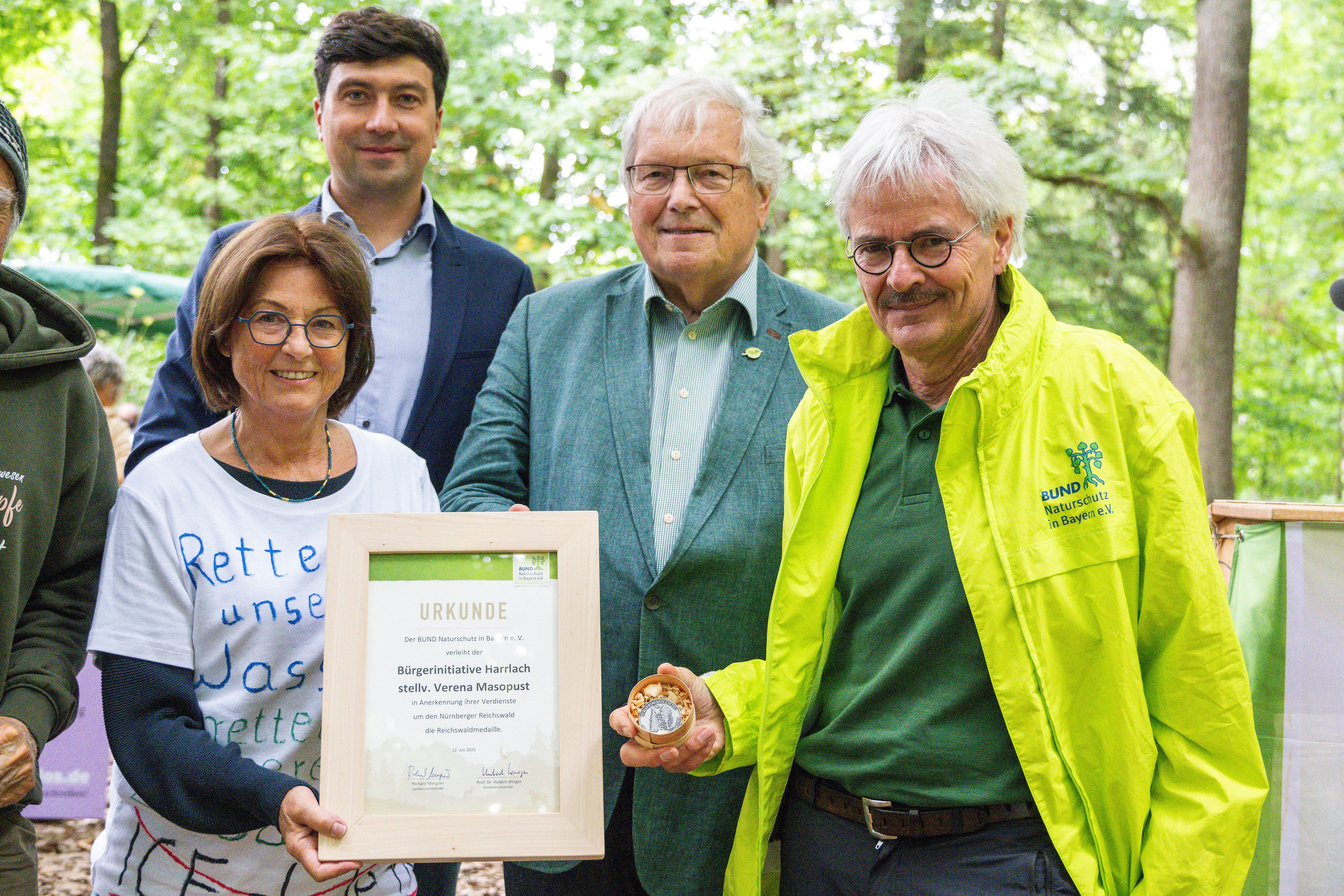Die Herren Geilhufe, Weiger und Mergner vom BN übergeben Verena Maspopust eine Urkunde und die Reichswaldmedaille. (Foto: Toni Mader)