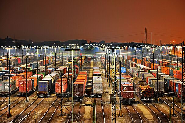 Rangierbahnhof mit Güterzügen bei Nacht