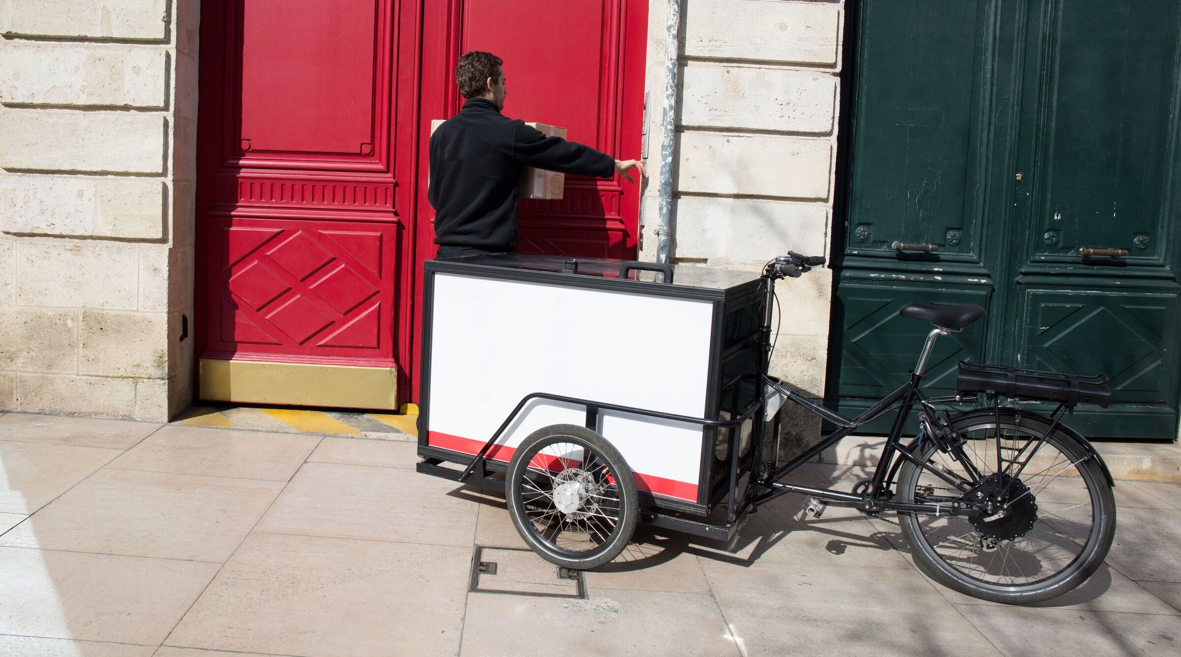 Fahrräder mit elektrischer Unterstützung können auch den Lieferverkehr ökologischer machen (Bild: OceanProd - stock.adobe.com).
