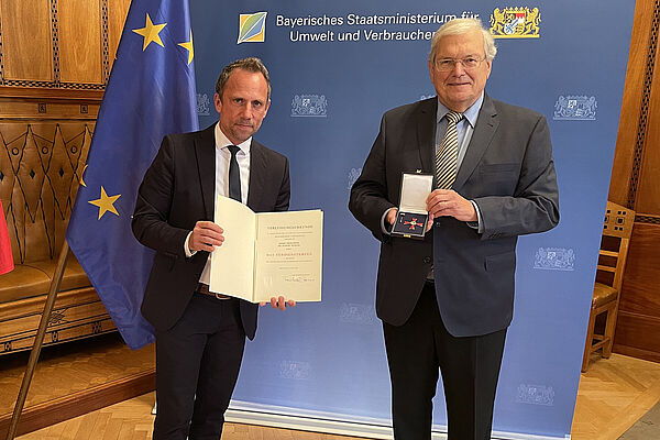Der bayerische Umweltminister Thorsten Glauber verleiht dem BN-Ehrenvorsitzenden Hubert Weiger das Bundesverdienstkreuz erster Klasse (Foto: Bayerisches Staatsministerium für Umwelt und Verbraucherschutz).