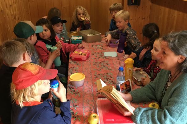 Die Kinder essen gesundes Obst im Bauwagen ERNA und raten von Marit Pohl vorgelesene Märchenrätsel. Foto Ulrich Geißler