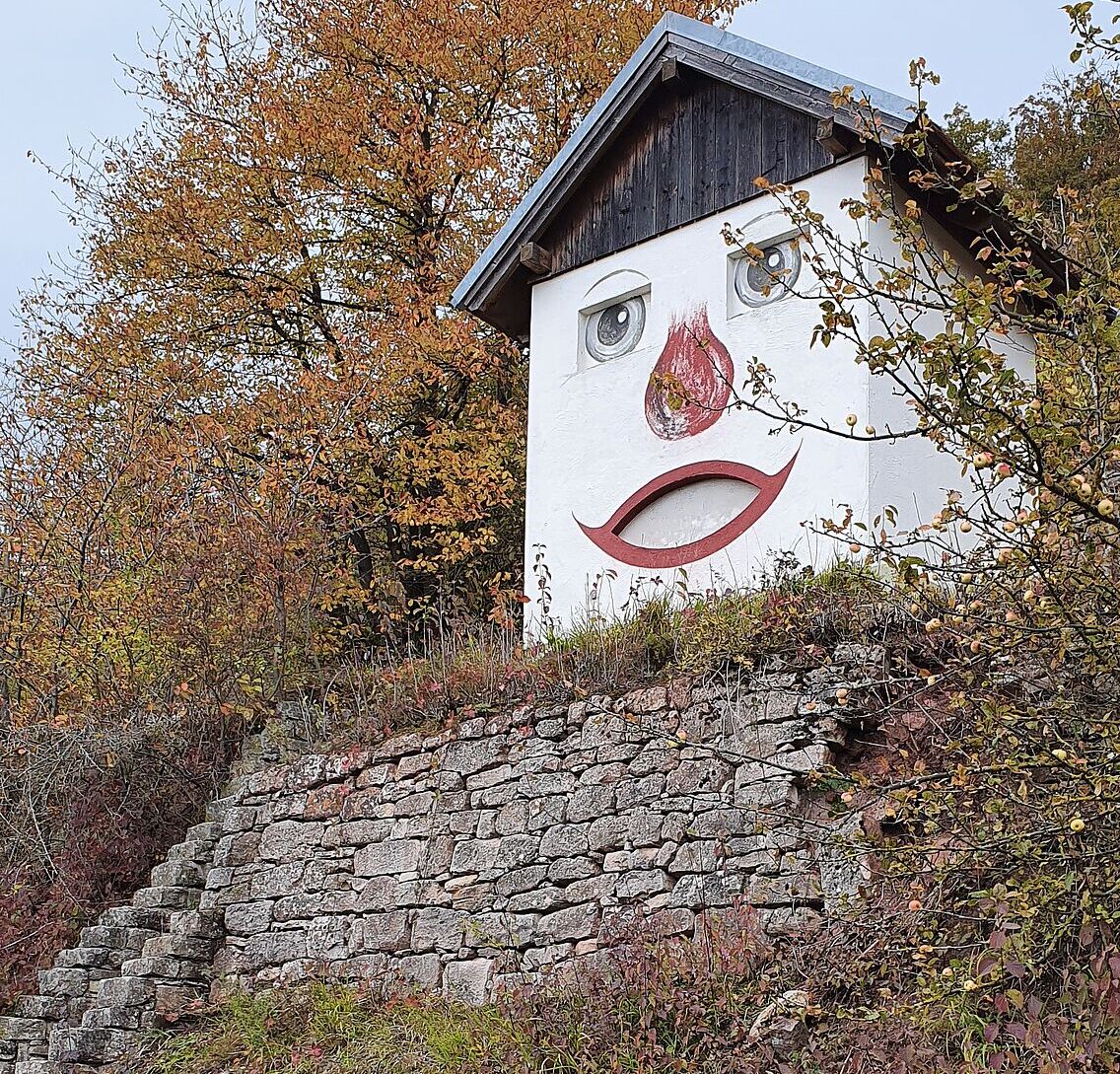 Steinbacher Pfaffenberg: Das Haus mit Gesicht hilft bei der Orientierung auf unserer Wanderung. (Foto: Winfried Berner)