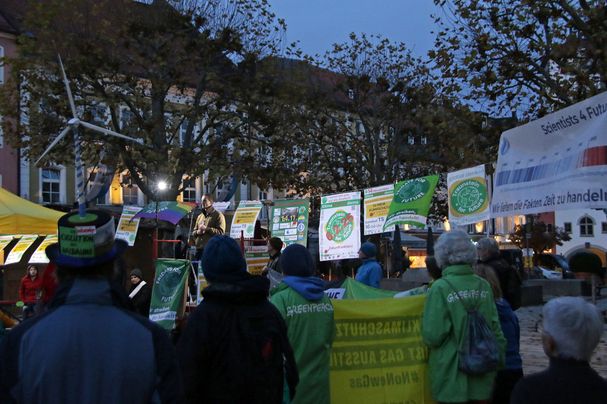 Menschen nehmen an der Kundgebung zur Klimademo teil
