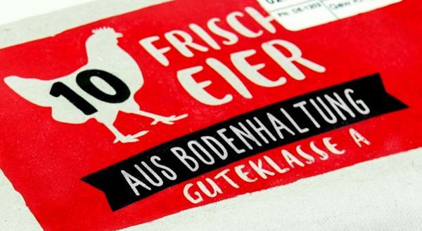 Die Lebensbedingungen für die Hühner bei der Boden- und erst recht der Käfighaltung sind nicht akzeptabel. Hier kann man nicht mehr davon sprechen, dass das Tierwohl berücksichtigt würde. (Foto: Pixelot/stock.adobe.com) Eierverpackung mit der Aufschrift "Aus Bodenhaltung"