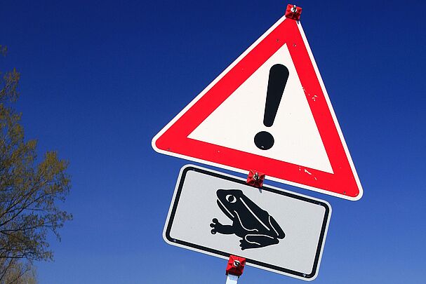 Schild Krötenwanderung (Foto: Joachim - stock.adobe.com)