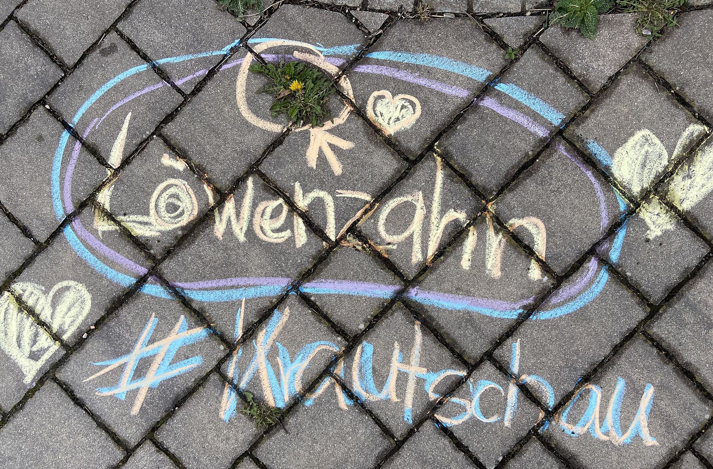 Krautschau: Die Pflanze mit der App Flora Incognita bestimmen - Pflanzennamen mit Kreide auf den Boden schreiben - fertig! (Foto: Martina Gehret)