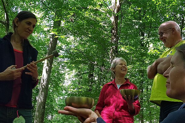 Gudrun Karle (links) demonstriert die Wirkung der Klangschalen, Foto Conni Schlosser