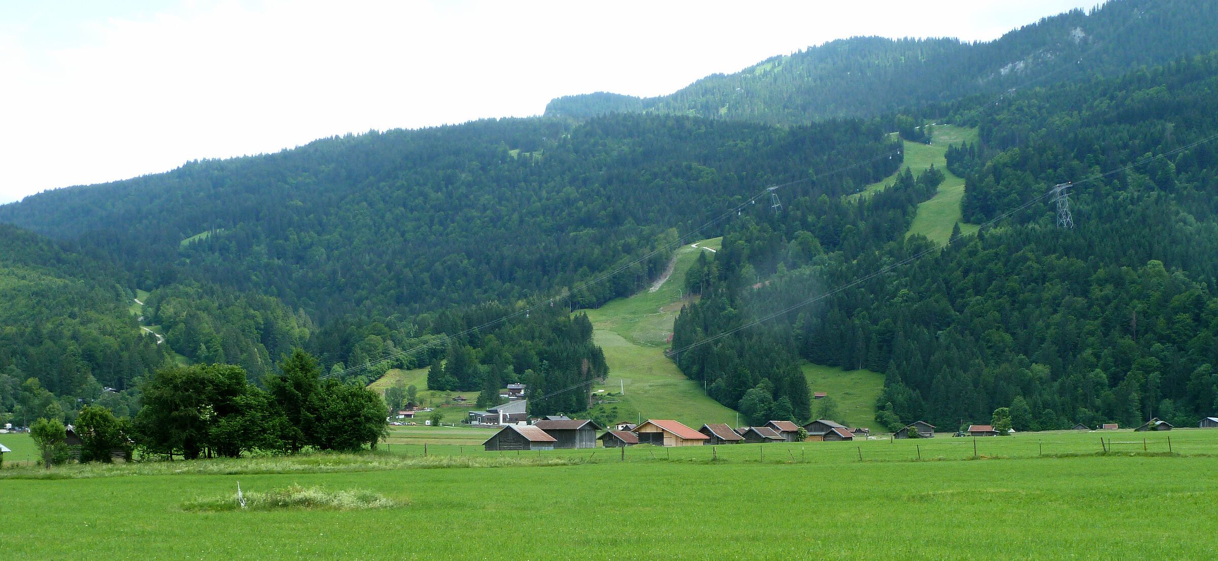 NOlympia rettet die Landschaft um Garmisch-Partenkirchen: Blick auf die Skipiste im Sommer über das Tal hinweg – für Olympia wäre noch viel mehr Schutzwald gerodet worden. (Foto: Winfried Berner) NOlympia rettet die Landschaft um Garmisch-Partenkirchen: Blick auf die Skipiste im Sommer über das Tal hinweg – für Olympia wäre noch viel mehr Schutzwald gerodet worden. (Foto: Winfried Berner)