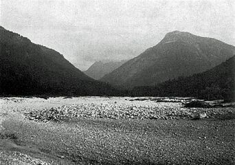 Nach dem Bau der Rißbach-Überleitung - das Foto entstand 1960 - ist das Flussbett weitgehend leer.