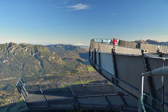 Die Aussichtsplattform AlpspiX unterhalb der Zugspitze bietet Besuchern den senkrechten Blick in die Tiefe – und Naturfreunden einen nun mit einer Stahlkonstruktion verbauten Gipfel. Der BN kritisiert die Tourismusattraktion und plädiert für ein natü zwei gekreuzte Stahlplattformen am Osterfelderkopf