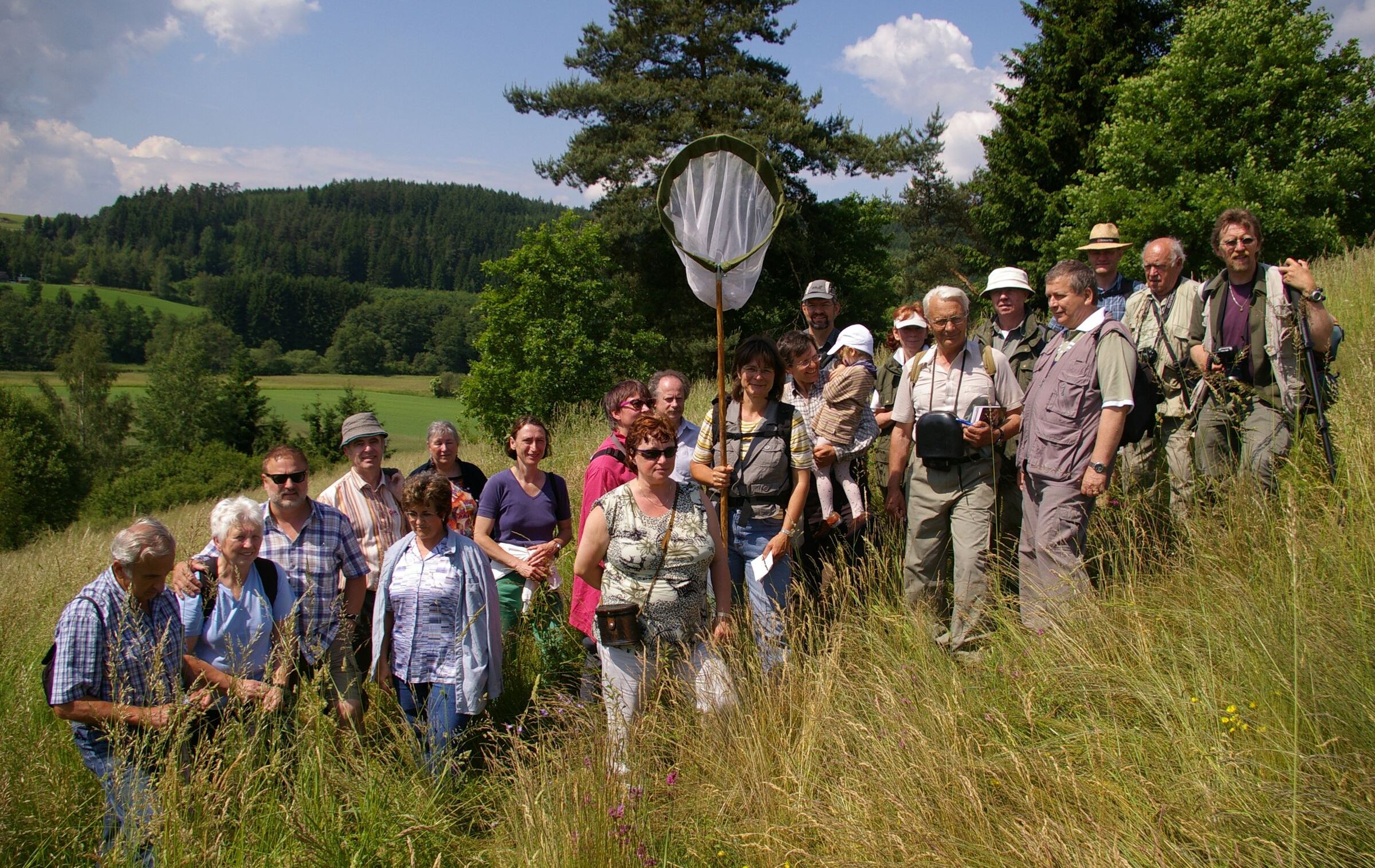 Gruppenbild am Grünen Band: Gemeinsame Exkursion der befreundeten Naturschutzverbände BN-Kreisgruppe Wunsiedel und CSOP Cheb im Grünen Band bei Hohenberg/Eger. (Foto: Karl Paulus)