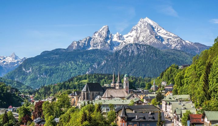 Ohne den Alpenplan würde auf den Watzmann heute womöglich eine Seilbahn führen. (Foto: JFL Photography/AdobeStock) Altstadt von Berchtesgaden, im Hintergrund der schneebedeckte Watzmann