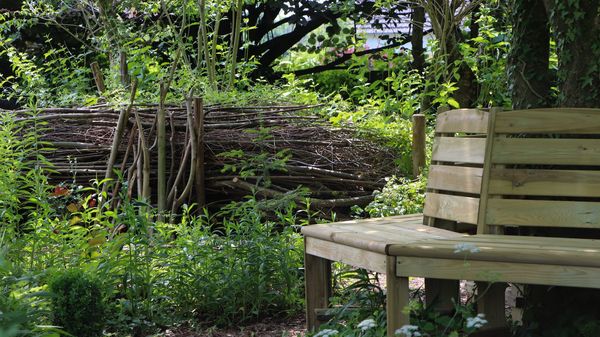 Nützlinge in den Garten locken: Ein Totholzhaufen im Garten bietet vielen Nützlingen ein Versteck (Foto: Christine Kuchem/stock.adobe.com)