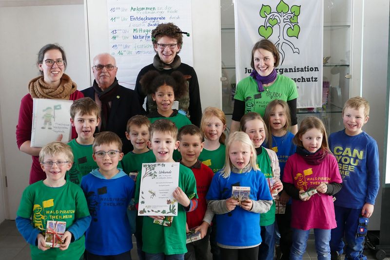 „Manfred Mistkäfer“ und sein Team verleihen an 55 junge