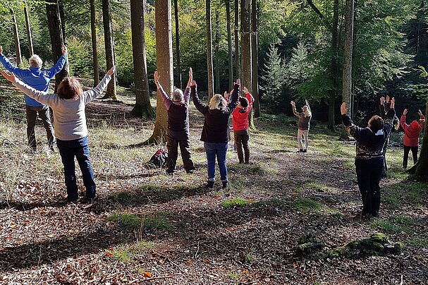 Waldbaden in der Umweltbildung: Teilnehmer*innen am Workshop erfühlen den Waldraum