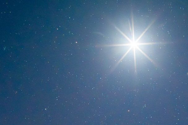 Sterne und Mond Strahlen am Nachthimmel | Bild: Heinrich Inkoferer