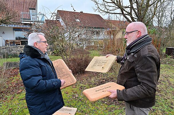 Erwin Scheiner überreicht an Peter Schmitt von der Sparkasse Mainfranken eine Dankestafel, Foto Alfred Dill