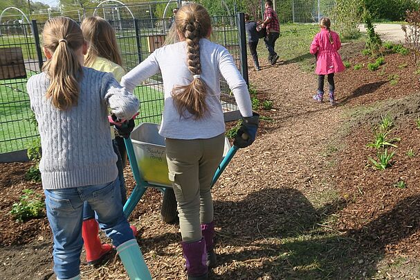202205_Heckenpflanzaktion Bergfeldschule _Schülerinnen_packen_kräftig_an_Foto Christina P. Tarnikas