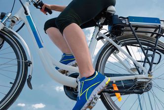 Fahrradfahrer auf E-Bike (Foto: Microgen / fotolia.com) Fahrradfahrer auf E-Bike (Foto: Microgen / fotolia.com)