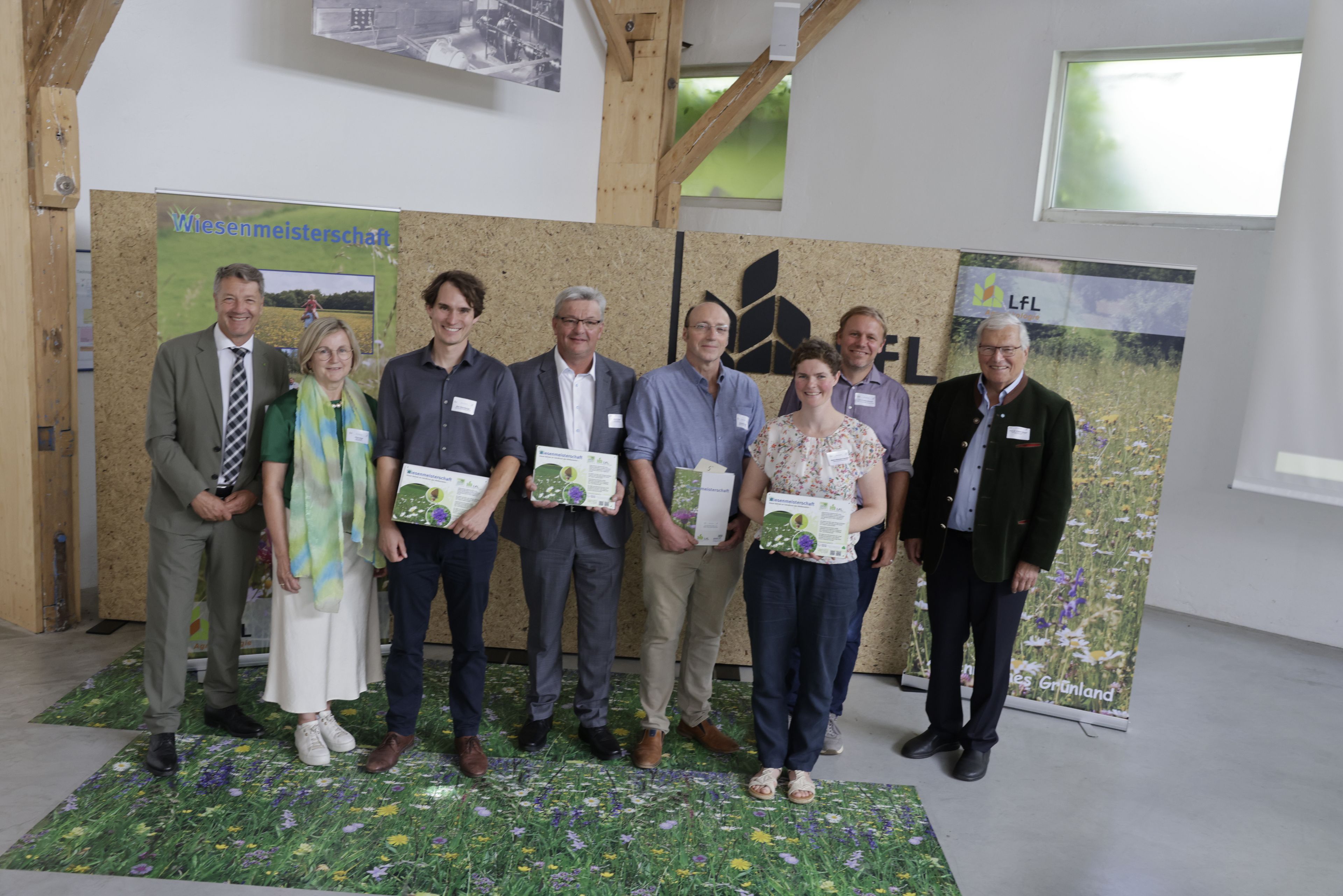 Eine Gruppe von Menschen während der Siegerehrung der Wiesenmeister 2026.