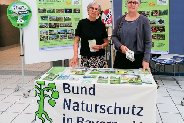 Infotisch der BN OG | Bild: Bernhard Spitzer Tag des Ehrenamts Gymnasium Furt b. Landshut BN OG Holledauer Eck