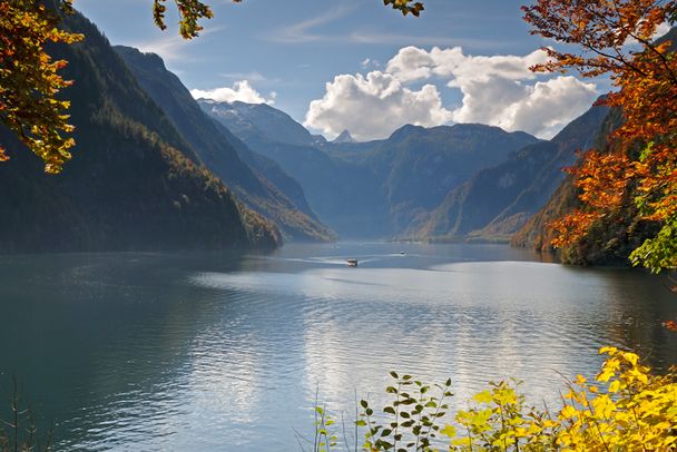 Der Königssee in den östlichen bayerischen Alpen liegt größtenteils im Nationalpark Berchtesgaden, er verfügt über eine hervorragende Wasserqualität (Foto: webix/iStock)