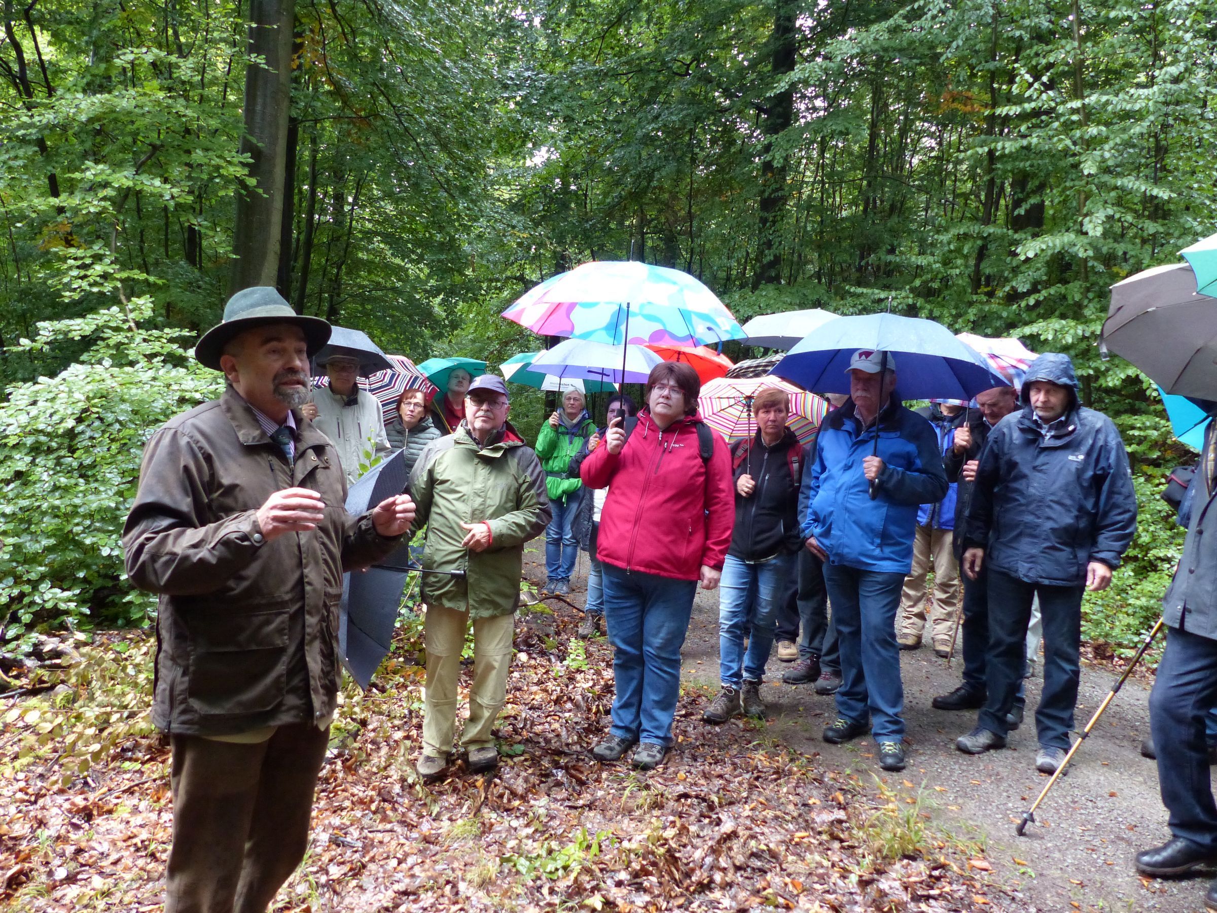 Preisträger Bernhard Rückert erklärt Interessierten im Wald sein Wirken (Foto: BN)
