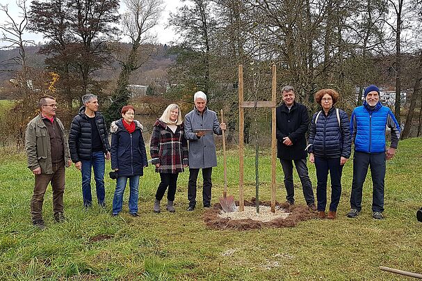 Baumpflanzaktion in den Lebendigen Gärten - ein Baum für Bernd Töpfer vom Kirchenvorstand, Foto Conni Schlosser