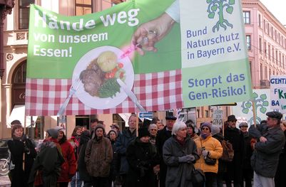 Demo gegen den Anbau gentechnisch veränderter Pflanzen im Jahr 2004 (Foto: BN).