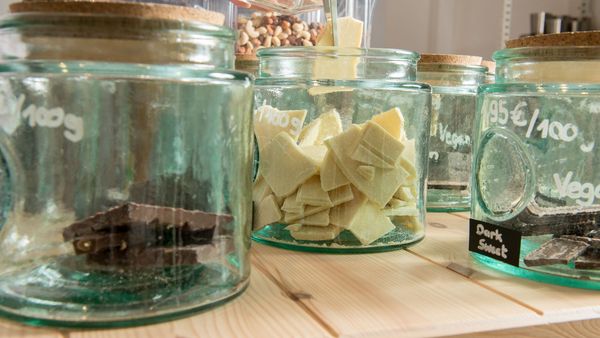 Nachhaltige Schokolade: Auch die Verpackung spielt eine Rolle. (Foto: Werner/stock.adobe.com) Zero Waste: Nachhaltige Schokolade ohne Verpackung in Glasbehältern