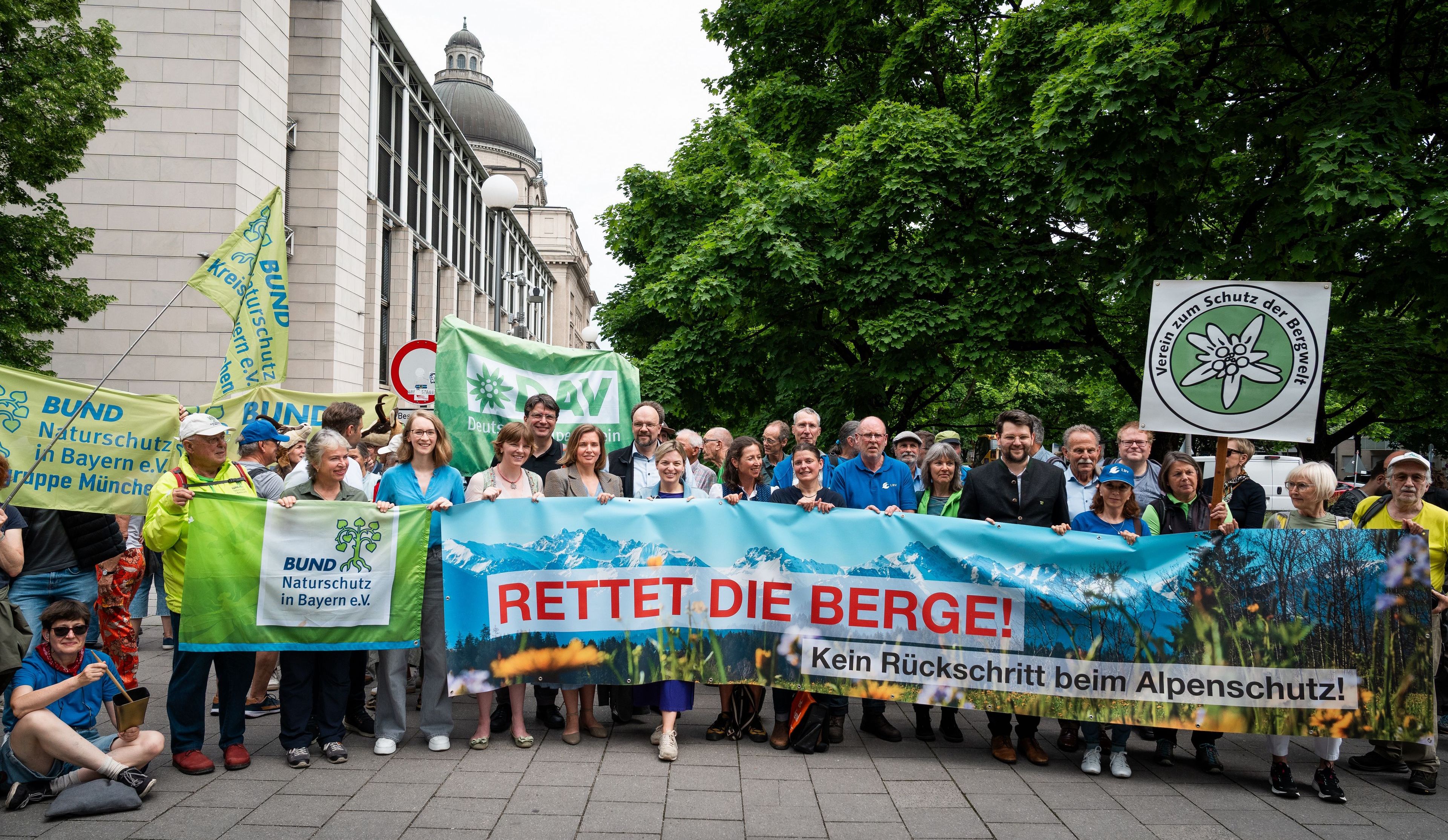 Foto: Anja Mörk Eine Gruppe auf einer Demonstration hält ein Banner, auf dem "Rettet die Berge!" steht