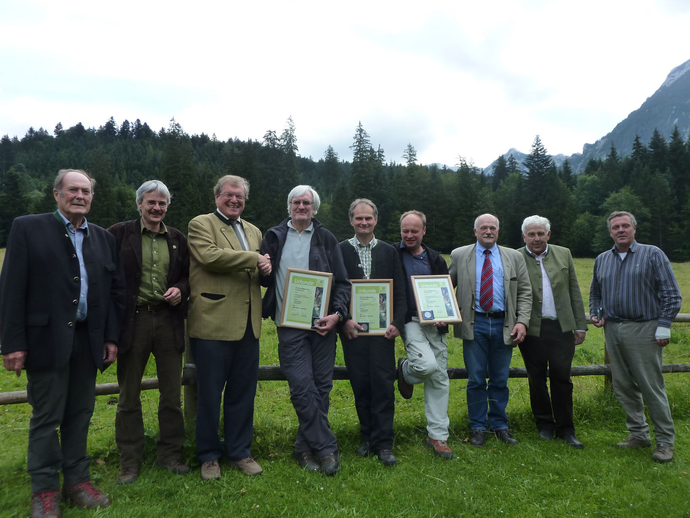 von links nach rechts: Hans Kornprobst, Richard Mergner, Prof. Dr. Hubert Weiger, Preisträger Klaus Wieser, Preisträger Gerhard Berger, Preisträger Franz Obermayer, Prof. Dr. Manfred Schölch, ANW, Sepp Spann, WBV, Michael Nürbauer (Foto: BN)