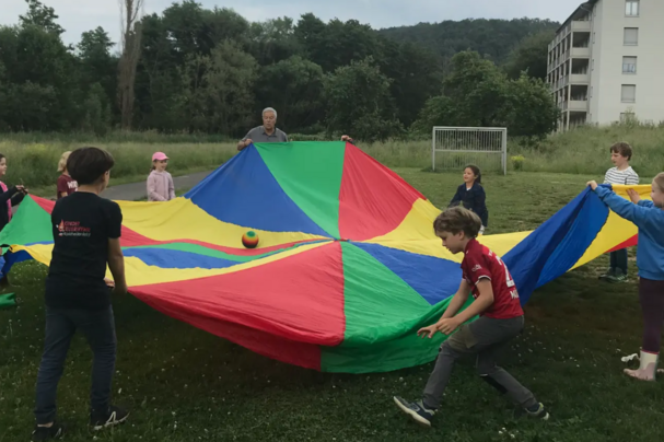 Spiel mit dem Schwungtuch, Foto Marit Pohl