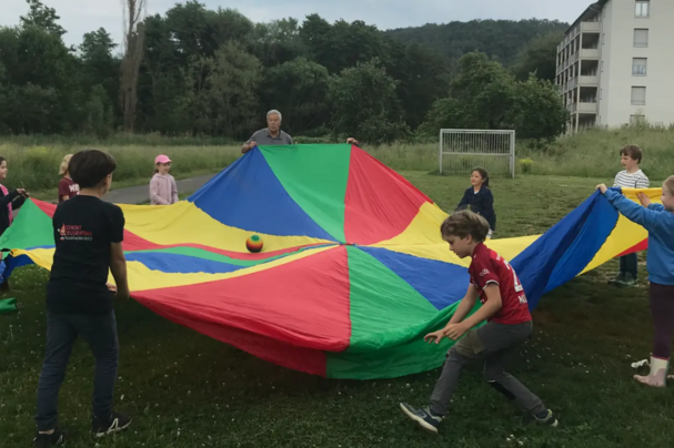 Spiel mit dem Schwungtuch, Foto Marit Pohl Spiel mit dem Schwungtuch, Foto Marit Pohl