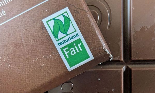 Schokoladen-Siegel im Vergleich: Am besten nachhaltige Schokolade mit Bio- und Fairtrade-Siegel kaufen. (Foto: Holger Lieber) Schokolade mit Bio- und Fairtrade-Siegel: Infos und Checkliste für nachhaltige Schokolade