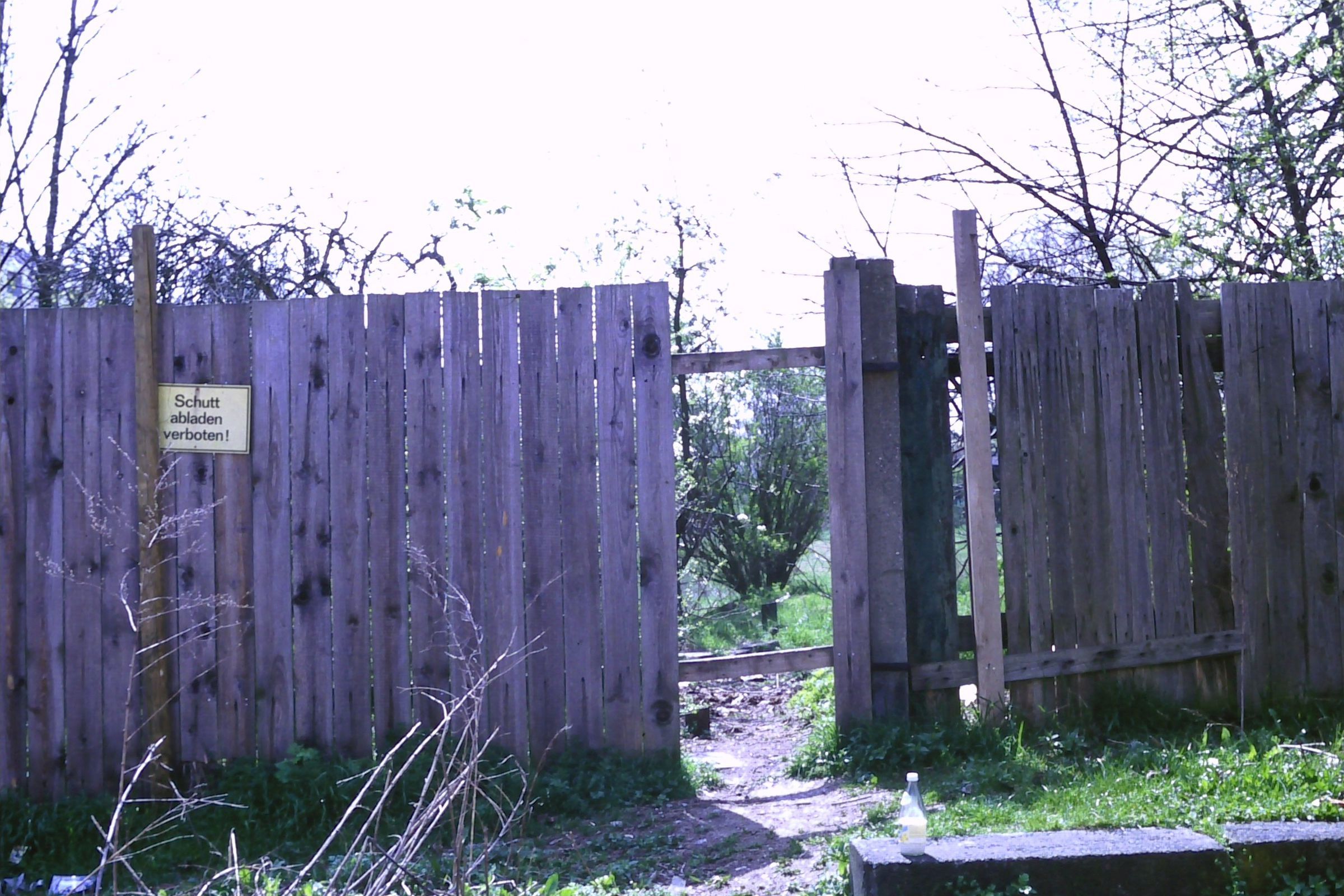 Hinter einem Bretterzaun breitet sich eine Stadtbrache aus. Stadtbrachen sind oft spannender Erlebnisraum für Kinder. (Foto: Tom Konopka)
