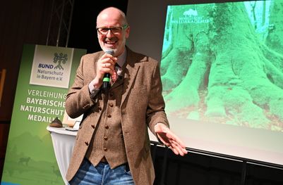 „Natur ist nicht Kampf, Natur ist Solidarität!“, erklärte Peter Wohlleben bei seiner Festrede in Bamberg. (Fotos: BN/Toni Mader) Peter Wohlleben bei der Verleihung der Bayerischen Naturschutzmedaille