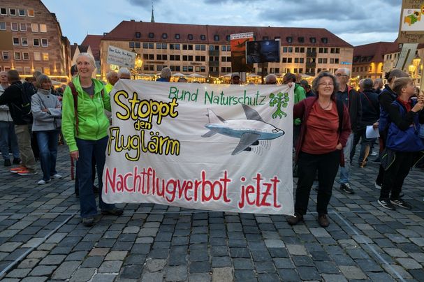 BN-Aktive mit Plakat für Nachtflugverbot