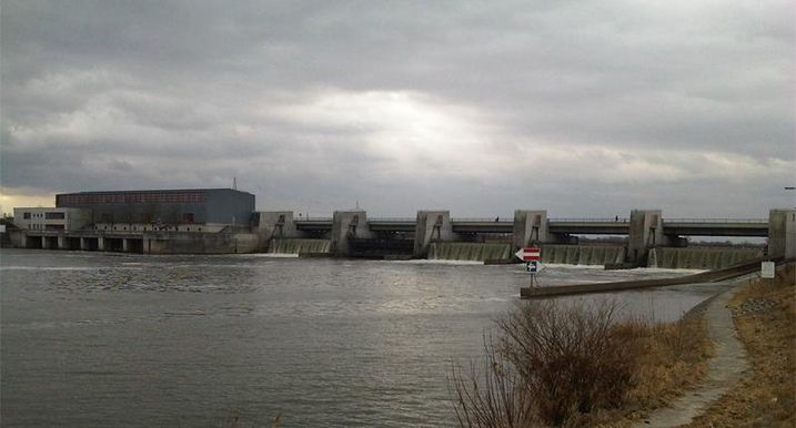 Staustufen wie hier bei Straubing rauben dem Fluss seine Dynamik und bedeuten das Ende für die Auwälder sowie viele Tier- und Pflanzenarten (Foto: Wolfgang Willner). Staustufe Straubing