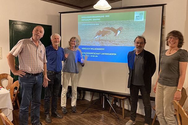 von links: Sepp Biesenberger (stellvertretender Vorsitzender), Klaus Grünebach (1. Vorsitzender), Astrid Geweke (Kinder- und Jugendgruppen), Wolfgang Huber (Pressearbeit), Marion Bauer-Hilt (Vogelstimmenwanderungen und Amphibienschutz) - Foto: BUND Naturschutz Ebersberg