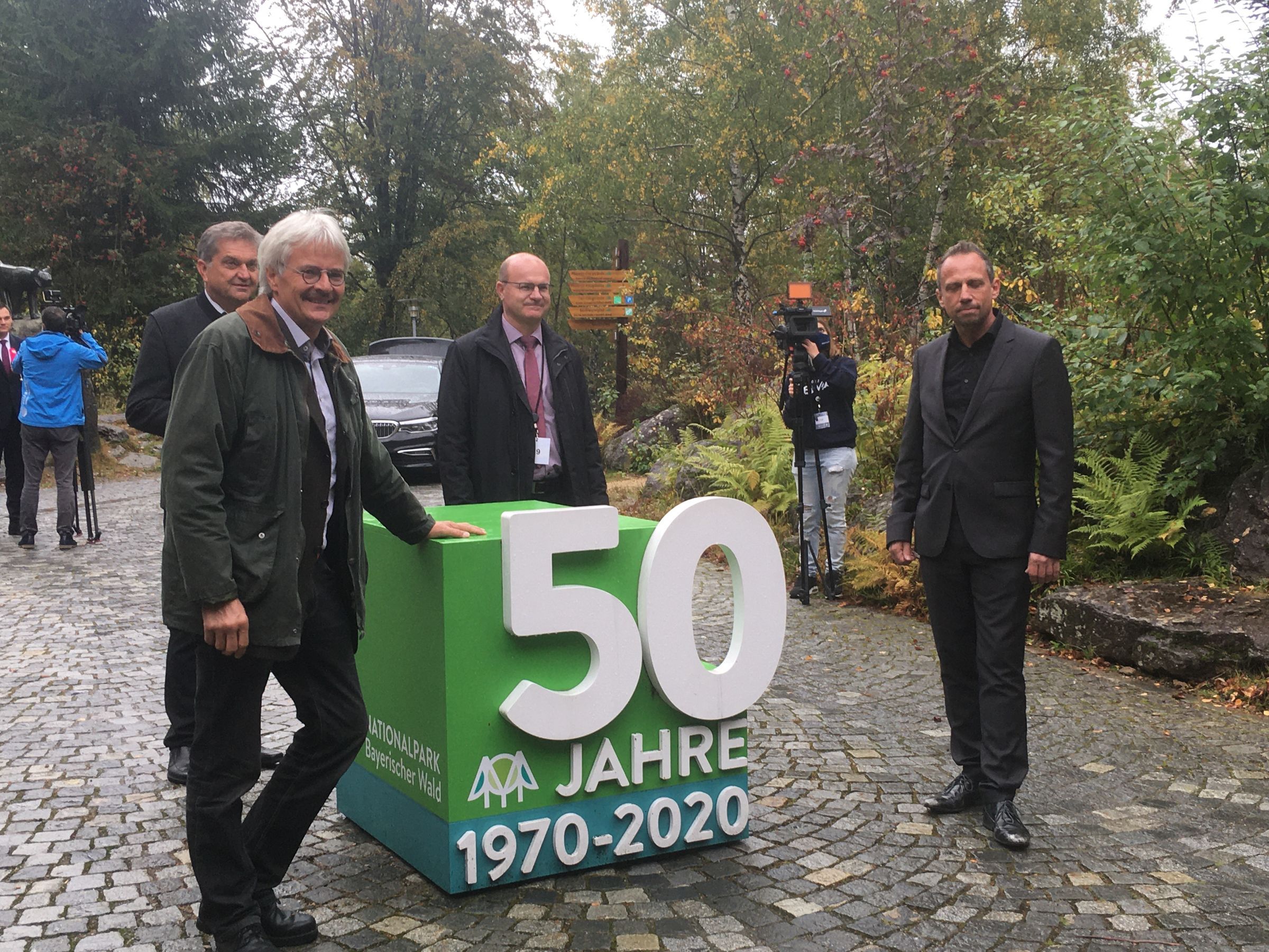 Im Bild: links vorne BN-Vorsitzender Richard Mergner, rechts vorne Umweltminister Thorsten Glauber, links hinten Nationalparkleiter Franz Leibl, rechts hinten LBV-Vorsitzender Norbert Schäffer (Foto: BN).