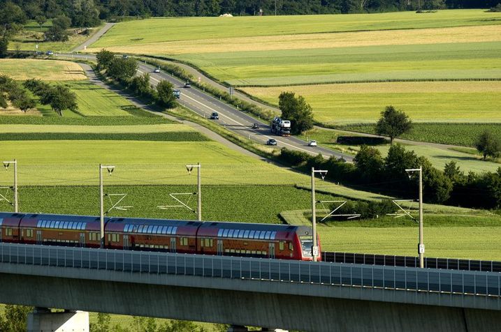 Die Bahn braucht keinen Hochgeschwindigkeitswahn (Foto: Bernd Leitner/fotolia.com) Zug fährt durch Landschaft: Die Bahn braucht keinen Hochgeschwindigkeitswahn (Foto: Bernd Leitner/fotolia.com)