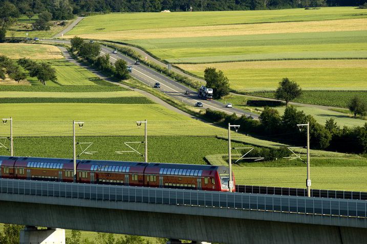Die Bahn braucht keinen Hochgeschwindigkeitswahn (Foto: Bernd Leitner/fotolia.com) Zug fährt durch Landschaft: Die Bahn braucht keinen Hochgeschwindigkeitswahn (Foto: Bernd Leitner/fotolia.com)